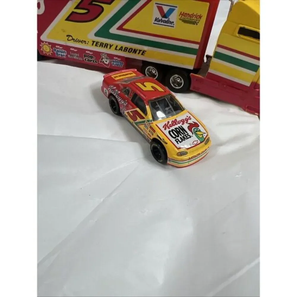 1997 Racing Champions 1:87 Micro Team Transporter NASCAR Terry Labonte Kellogg's